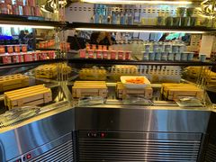 面包甜点陈列柜-华邑酒店·鲜艳全日自助餐厅