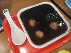热汤丸配芝麻糊红豆沙-满记甜品(岭南新天地店)