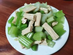 芹菜腐竹-宝瑞门钉肉饼店