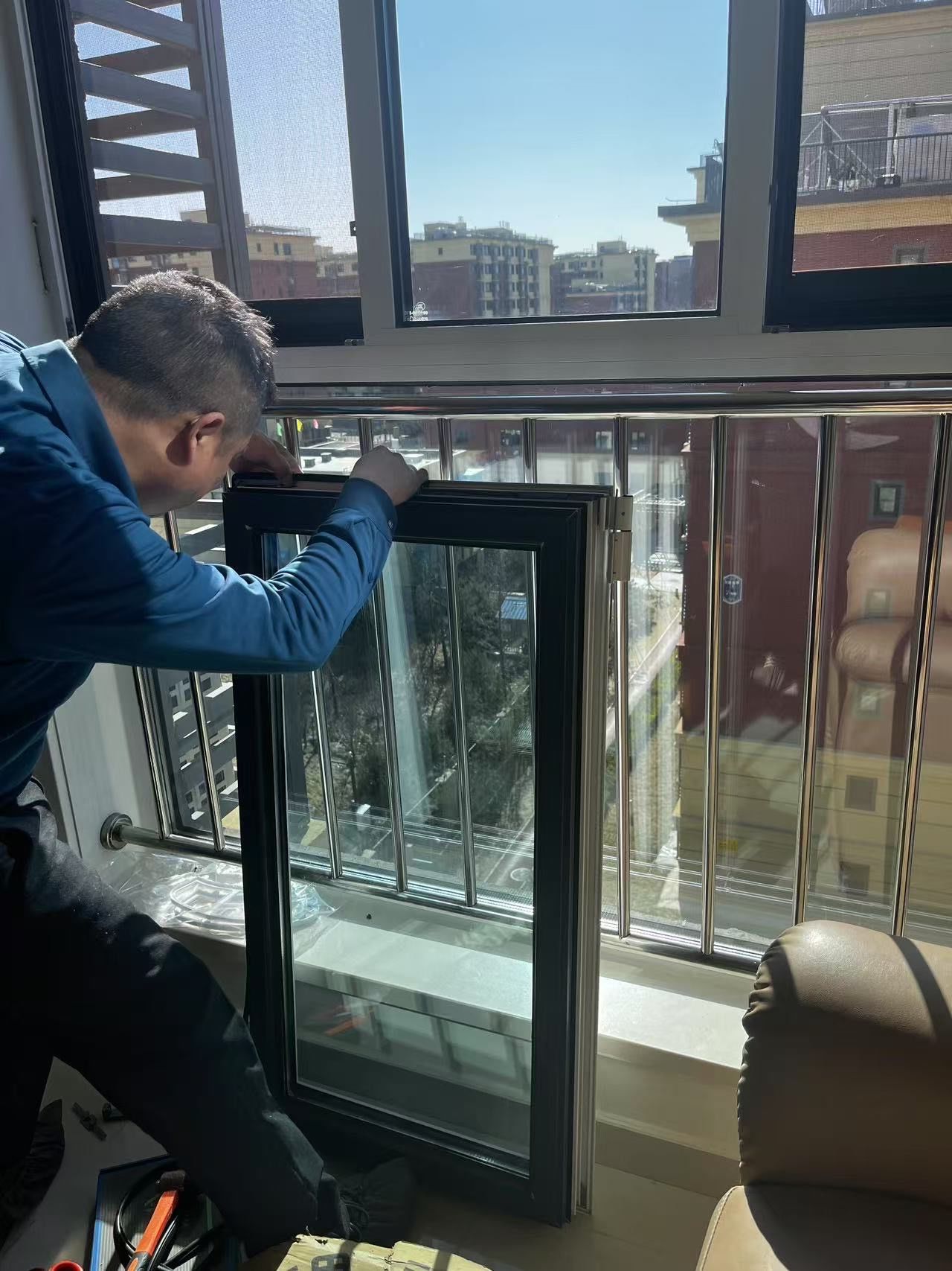 《家里的窗户维修  找专业门窗师傅》