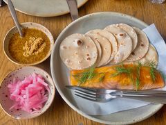 烟熏三文鱼配烤饺子皮和芥末籽酱-BOR Eatery(安福路店)