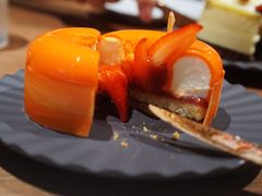 葡萄柚草莓萨伐仑松饼-潮一不贰·法式甜品·生日蛋糕·西式简餐(外滩店)