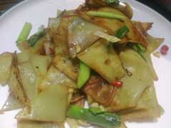 腊肉年糕煮豆丝-觅味私厨(汉阳店)
