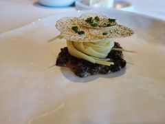咖啡羊肚菌配棕榈芯蘑菇片-Le Comptoir de Pierre Gagnaire