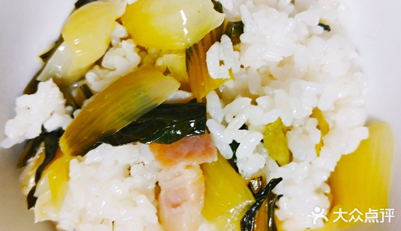 香喷喷的猪油菜饭，油亮亮的米饭，腊肉的咸香，太好吃！