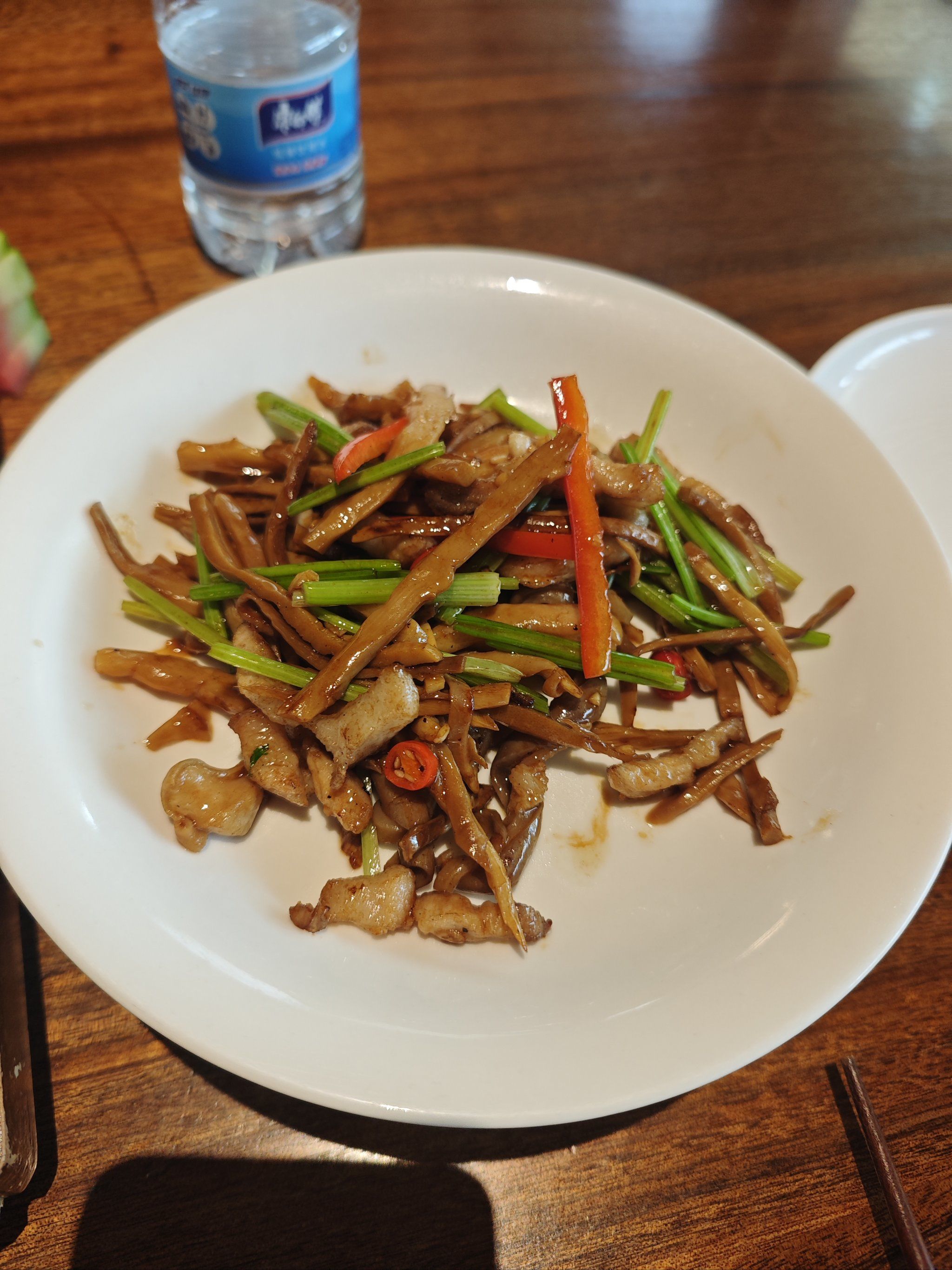 补送了份,烟笋炒肉,这个好吃.服务态度非常好