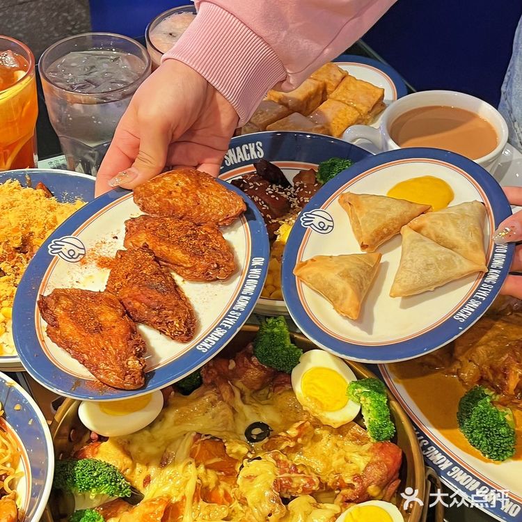 分量挺大的，上面铺了一层可以拉丝的芝士