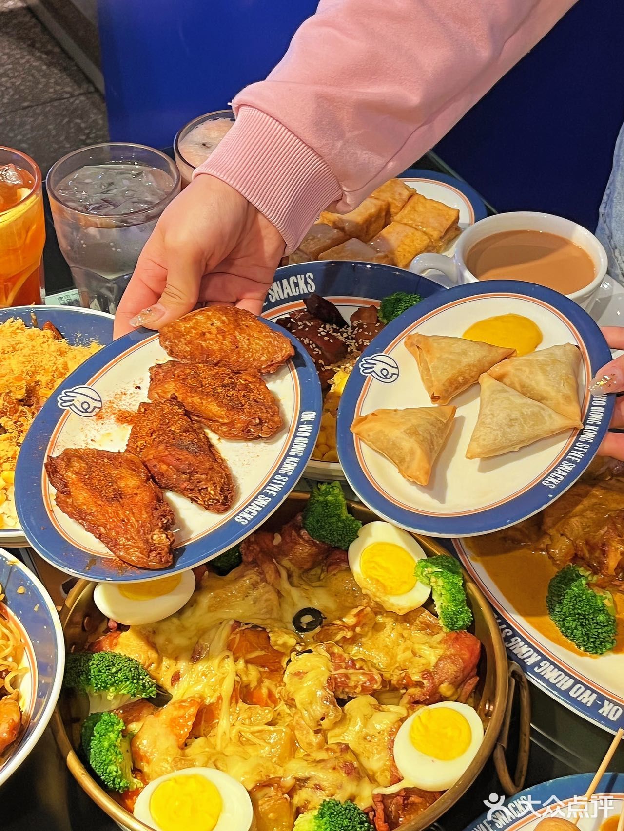 分量挺大的，上面铺了一层可以拉丝的芝士