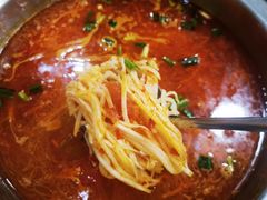 -黄利砖万峰林布依特色酸笋牛肉馆
