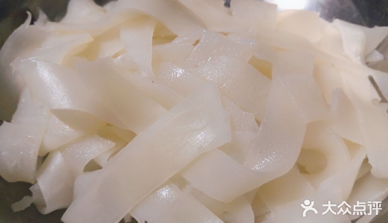 准备食材：面粉，青瓜，油辣子辣椒…