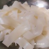 准备食材：面粉，青瓜，油辣子辣椒…