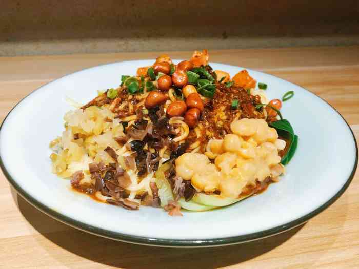 怪面成都-"藏在交大家属区的一家小店 大约有十多张小.