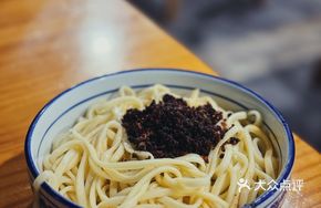 Dry-Mixed Beef and Crisp Pickled Vegetable Noodles