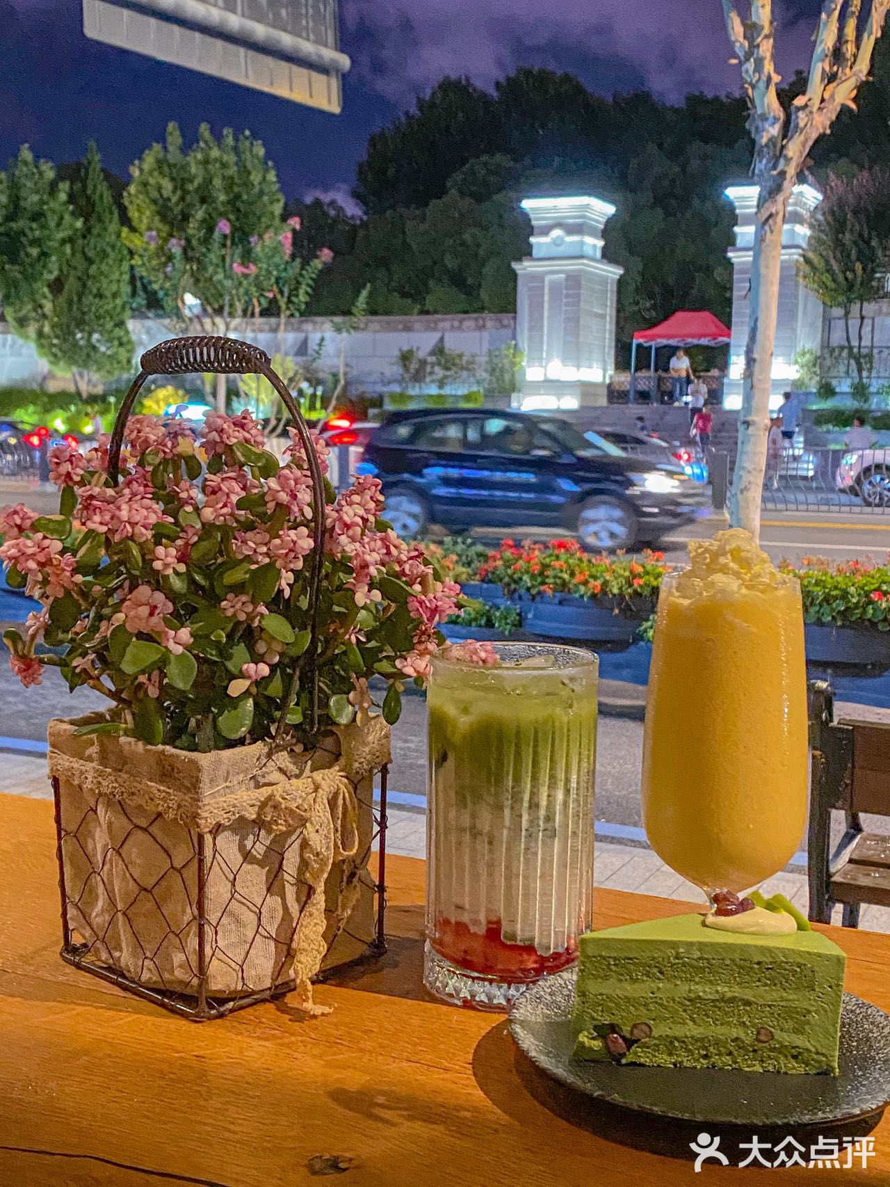 就在这个夏日夜晚🏙看着车水马龙聊聊天吧 