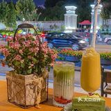 就在这个夏日夜晚🏙看着车水马龙聊聊天吧 