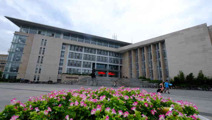 西南财经大学校医院(柳林校区)-"送孩子上学,西财现在交通很方便,地铁