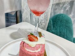 草莓气泡水-共舞时光猫咖·狗咖(新街口店)