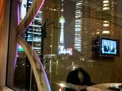 饭桌旁外景，可惜没有做到江景的桌子！-翡翠36餐厅(浦东香格里拉店)