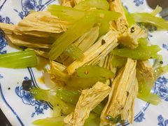 芹菜拌腐竹-春和饺子火锅