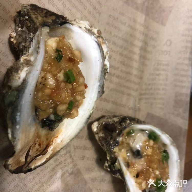 让我心水的是她天台花砖太美了，双子塔尽在其中