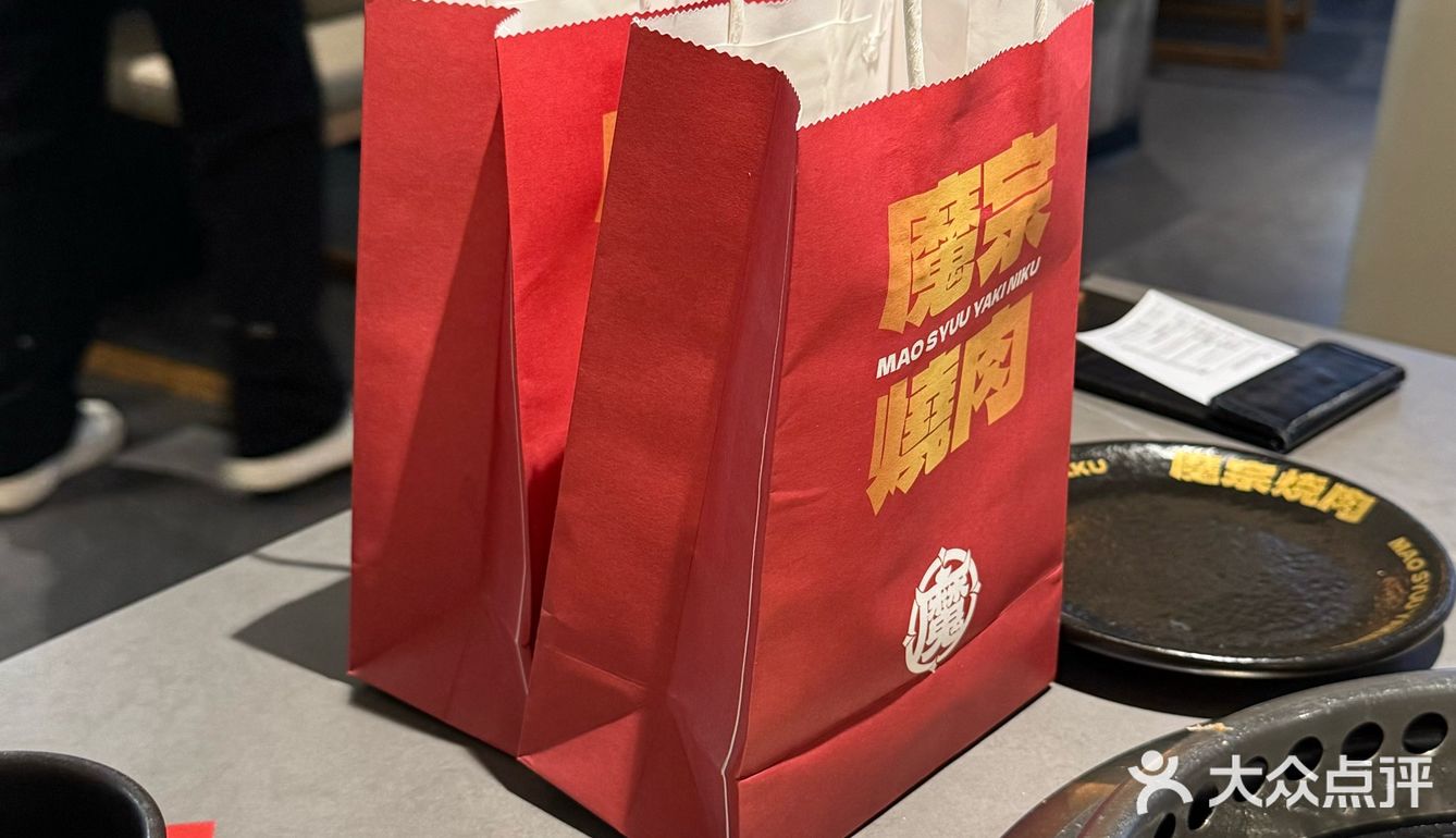 重点当然是他们家的烤肉。肉质鲜嫩多汁，每一片都纹理清晰