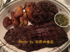牛排配烤香蕉和紫米饭-Versailles Restaurant Cuban Cuisine