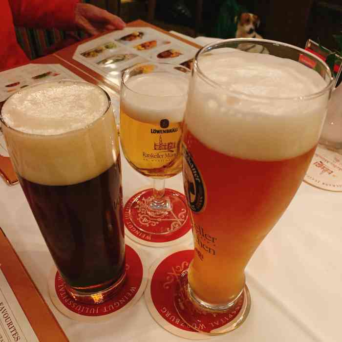 hacker-pschorr-"和朋友随便找一家地方小聚,正好这家门口有.