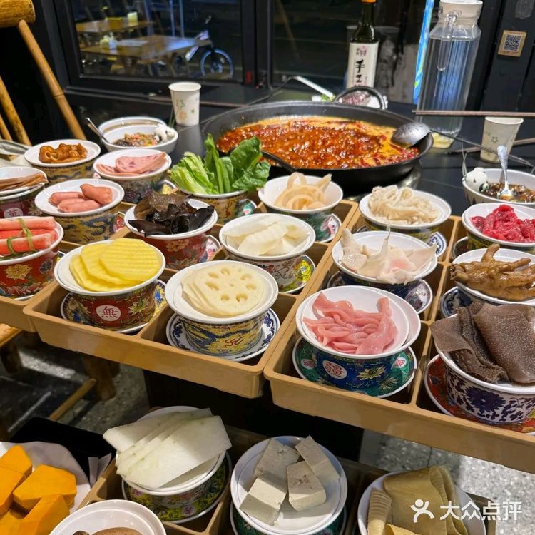 
麻辣鲜香必吃！鲜切牛肉空运毛肚地道川味火锅