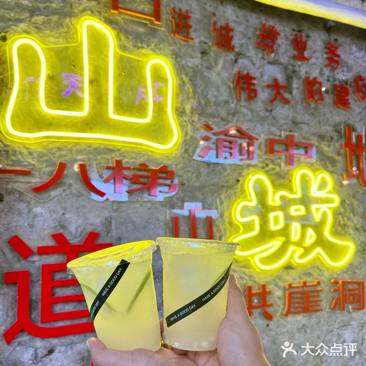 重庆旅游三连，洪崖洞、十八梯、吃防空洞火锅！