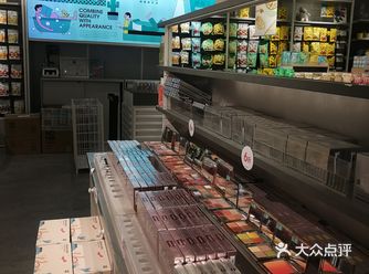 每次经过都会光顾一下的店，店面的颜色搭配摆放模式都是
