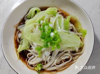 七点早餐，九点搬砖，周日下雨天也得上班呀。
