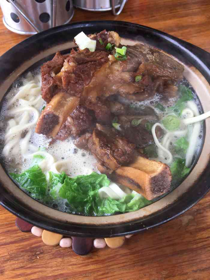 农民壹号牛骨头面馆(迎春店)-"闲逛的时候发现了这家宝藏店,门面不是
