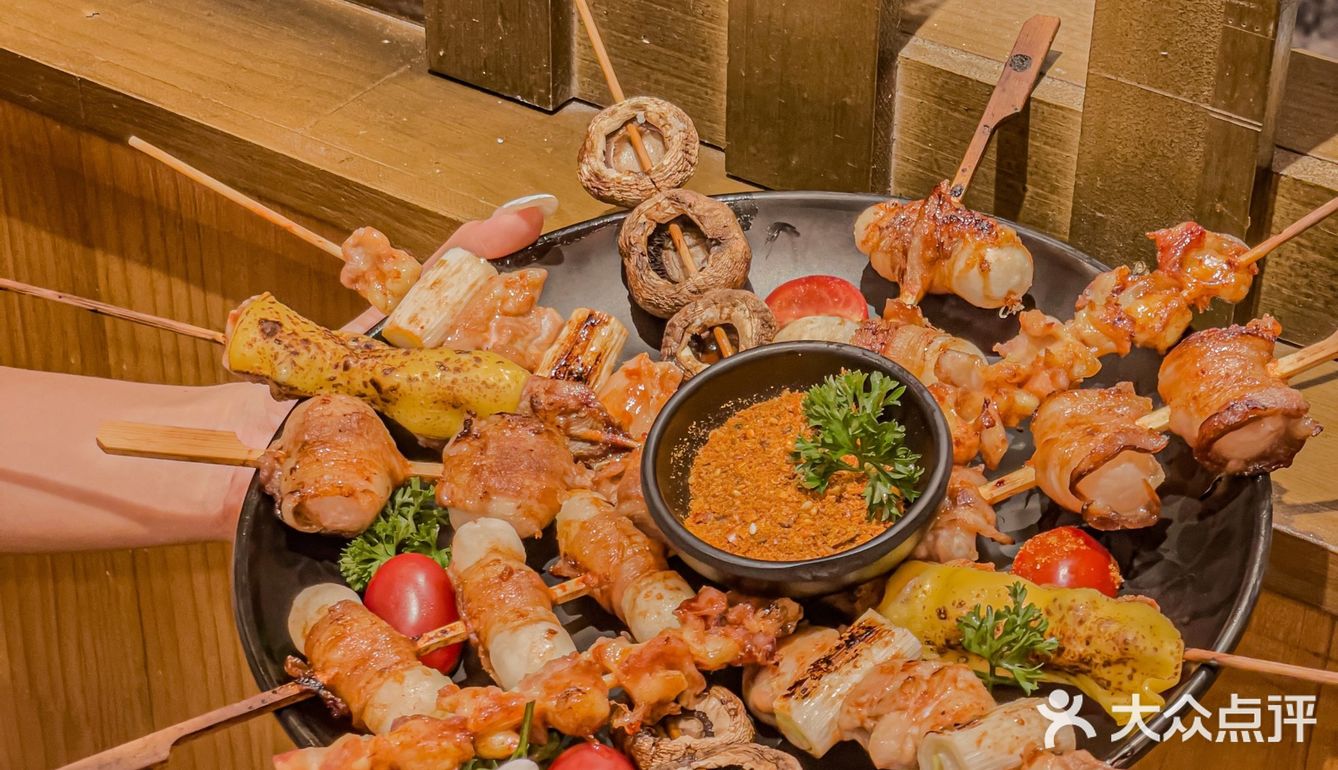 超大杯啤酒[啤酒]抓一大把烧鸟撸串，氛围感来了