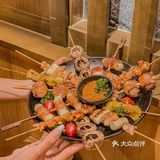 超大杯啤酒[啤酒]抓一大把烧鸟撸串，氛围感来了