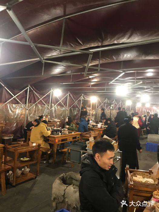 捞锅坝子老火锅(汽博中心店)大堂图片