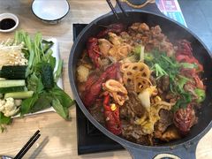 小龙虾牛鱿鲜焖锅-小鳌陪你小排档·四季小龙虾·田鸡·宵夜(中央第五街店)