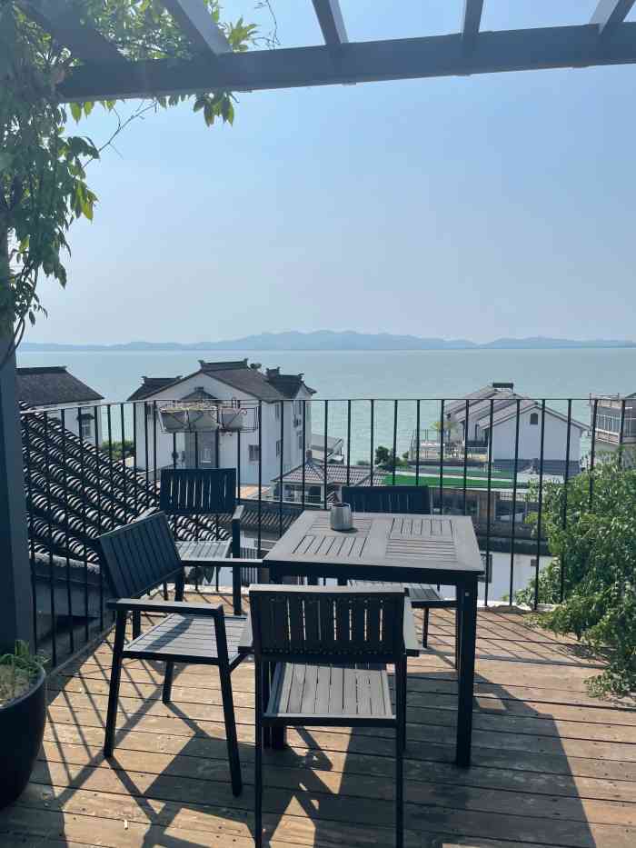 静观涵舍-"店面不大,有只大金毛叫毛豆很温顺很可爱,.