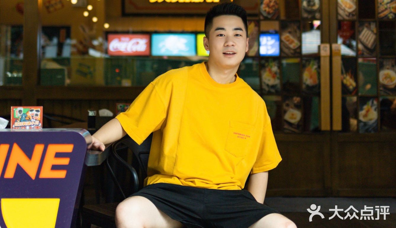 超大杯啤酒[啤酒]抓一大把烧鸟撸串，氛围感来了