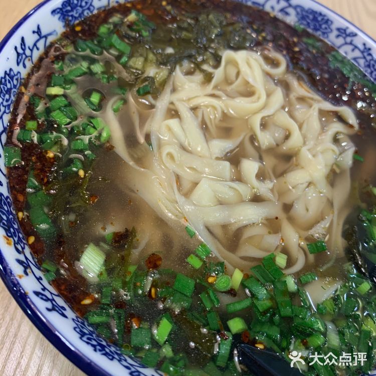 环境不错这次点的是酸菜牛肉面，上餐很快