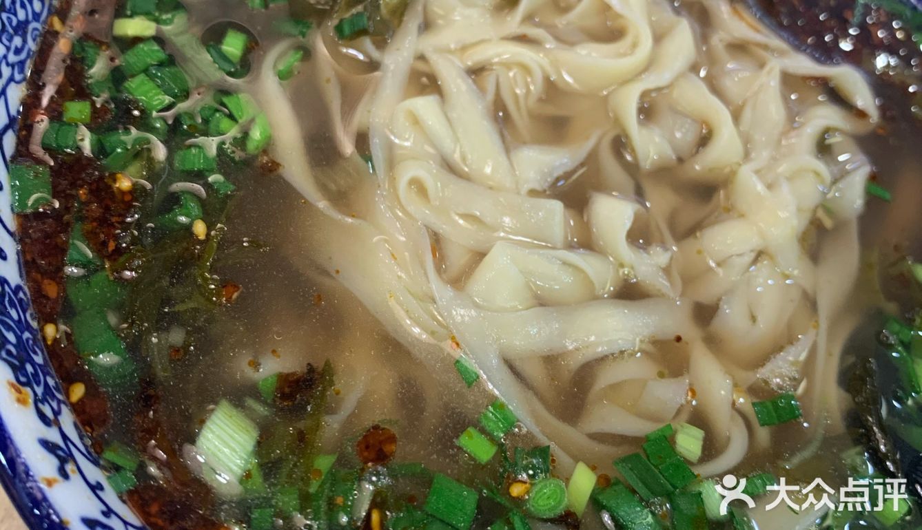 环境不错这次点的是酸菜牛肉面，上餐很快