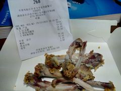 鸡翅臭了，注意红色的骨头两端-麦当劳(长沙东风路店)