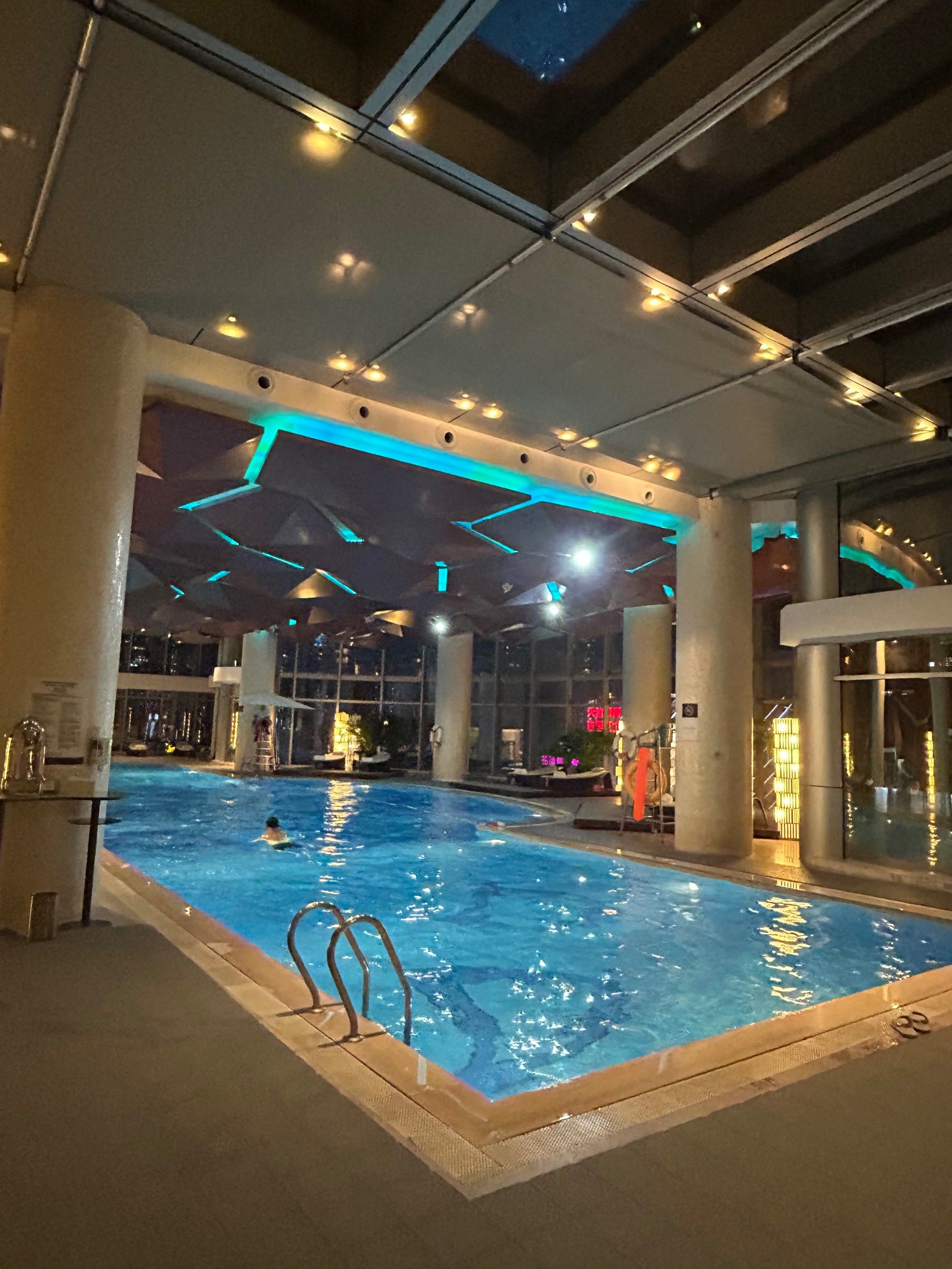 五星级酒店泳池 名副其实[强][强]