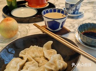最近冰箱里饺子富足 所以早饭吃水煮饺子 吃得饱一点