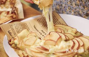 Blue Cheese Apple Pizza