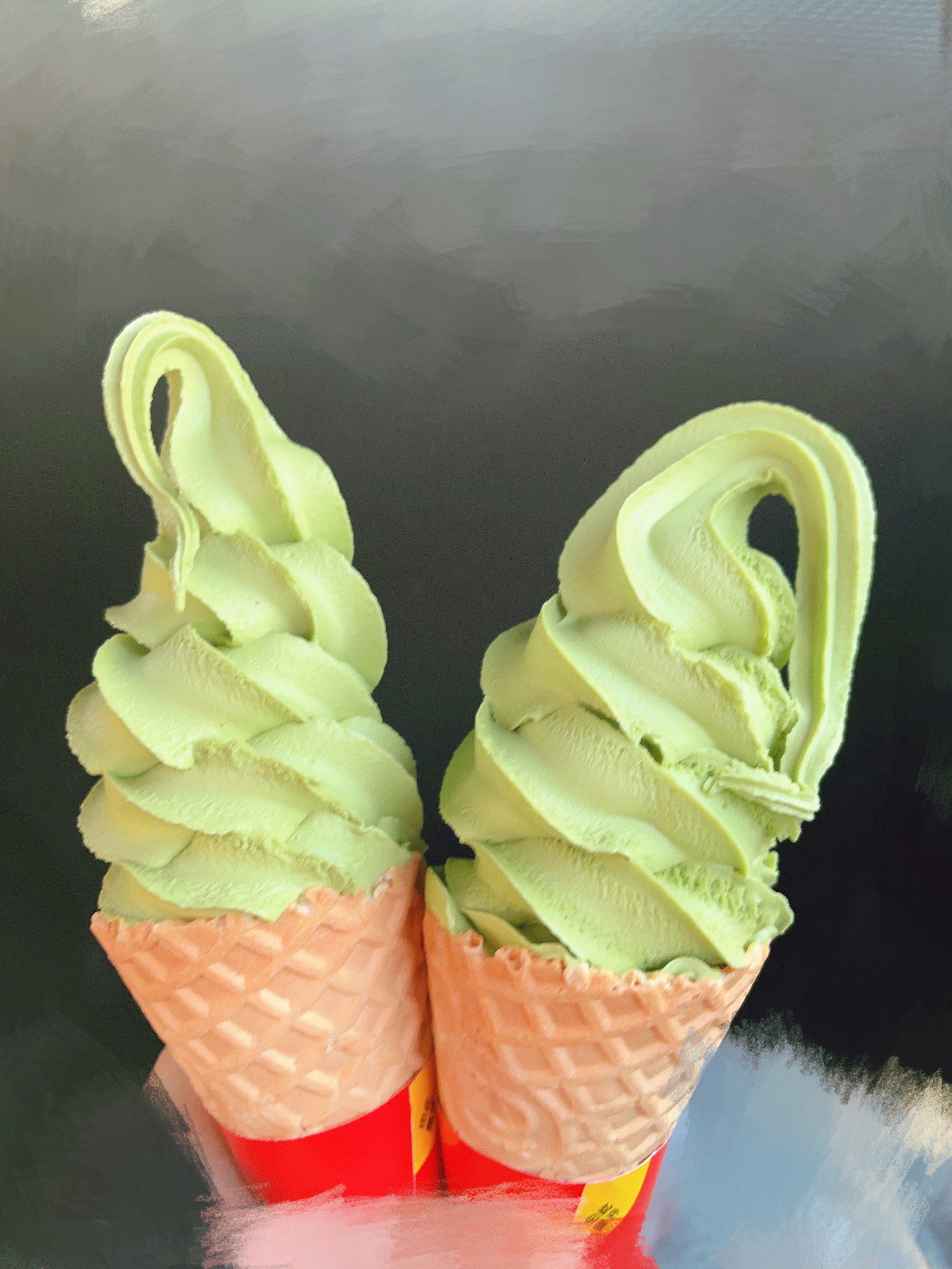 蜜雪冰城抹茶甜筒爱了爱了,泉园这家打得冰淇淋真的很好看!