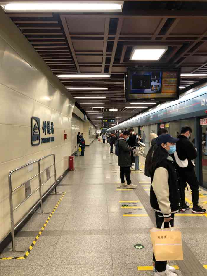 钟楼(地铁站)-"钟楼地铁站,地铁站风格,在全国的地铁站里.