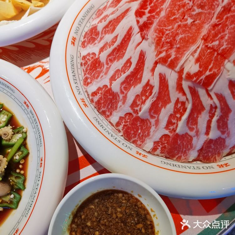 我们每个人都喝了两三碗汤才让小哥哥烫的菜