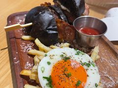 经典牛肉汉堡-HELLO 27 意面·沙拉·帕尼尼