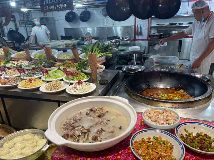 又到了吃中午饭的时间了和同事两个来到位于湖滨路口的老磨坊羊汤馆喝