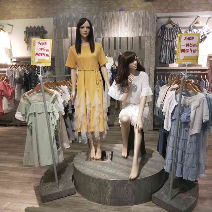 尚州是万达广场二楼的一家女装店 很有点韩国风味  店铺开在转角 不大